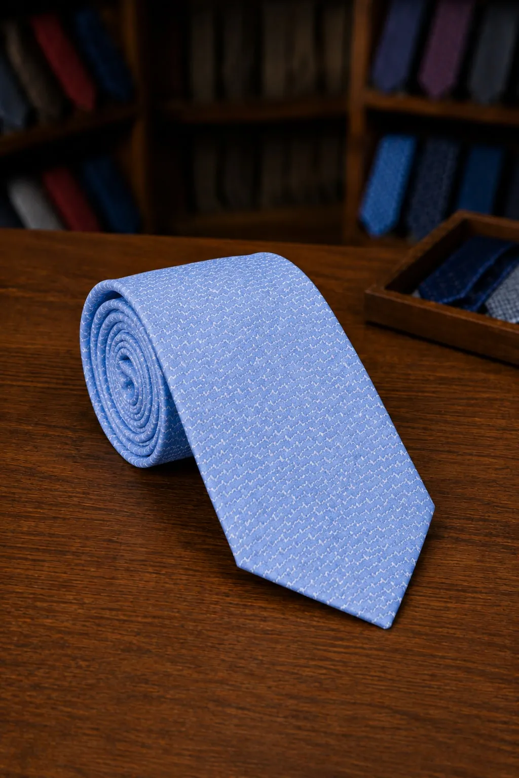 Gravata de seda azul-clara lisa, de trama miúda