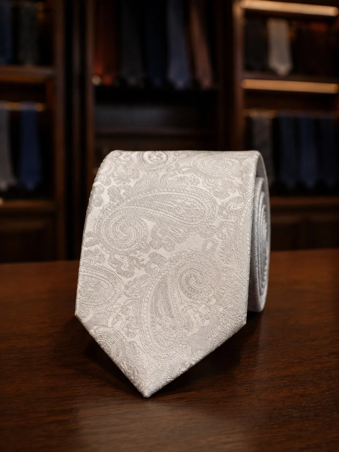 Gravata de seda off-white com paisley em relevo