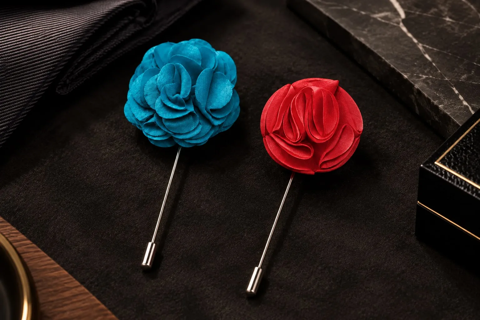 Pinos de lapela em flor de tecido, vermelho e azul-turquesa