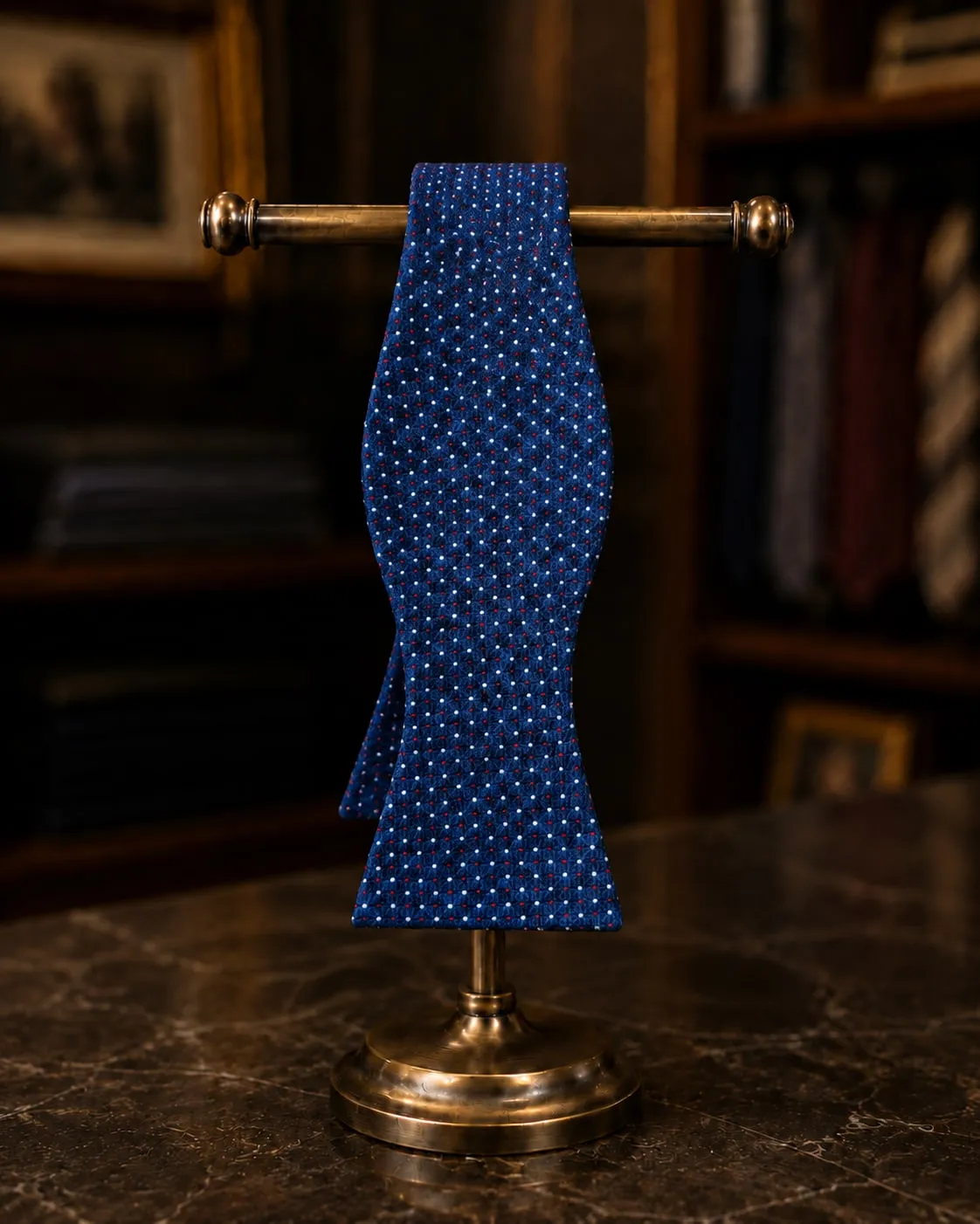 Gravata borboleta azul-royal de poá, sem o nó, em haste de latão