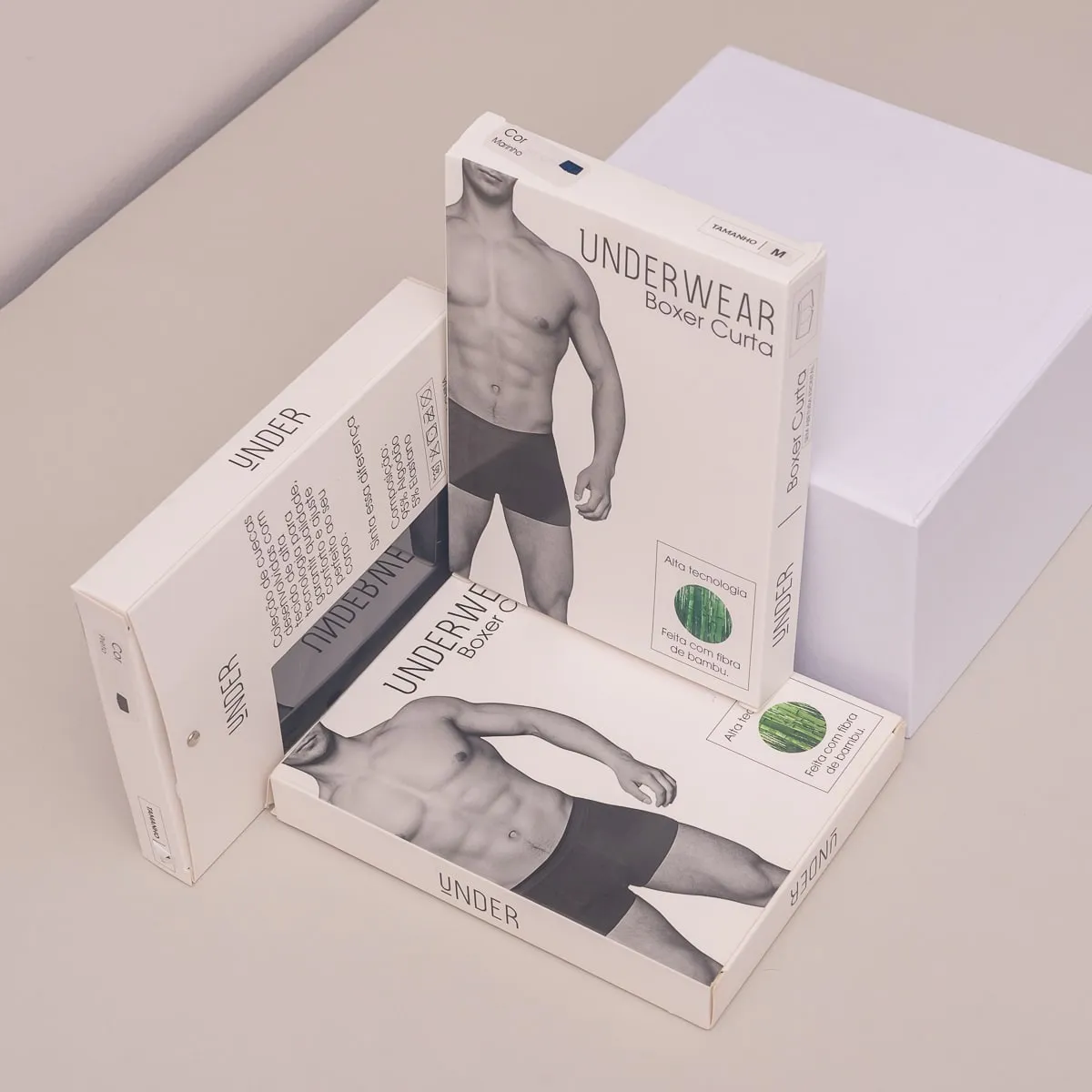 Três caixas de cueca boxer curta, com o selo verde de fibra de bambu