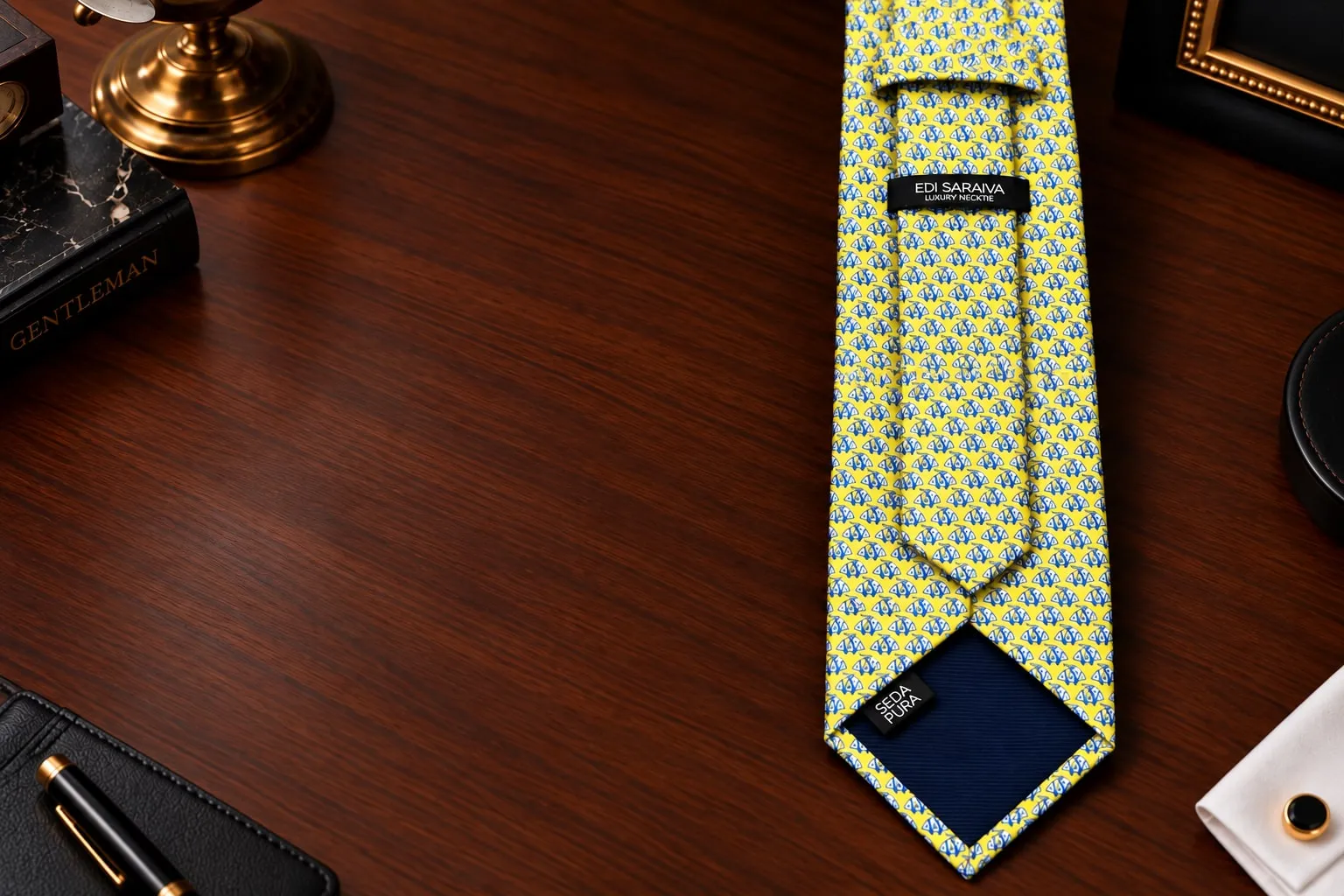 Gravata de seda amarelo-clara com a etiqueta da marca costurada, sobre a escrivaninha